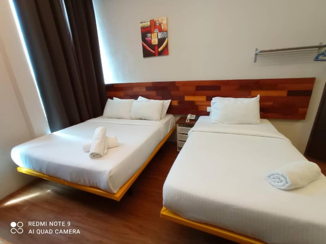 The Riverbank Hotel Kuantan Exterior photo