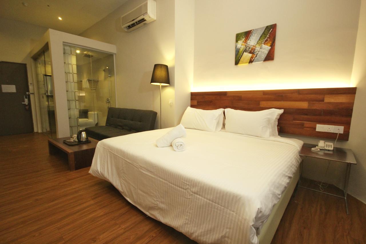 The Riverbank Hotel Kuantan Exterior photo